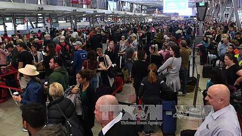 Hành khách xếp hàng chờ đợi kiểm tra an ninh tại sân bay Sydney, Australia ngày 31/7. Ảnh: EPA/TTXVN