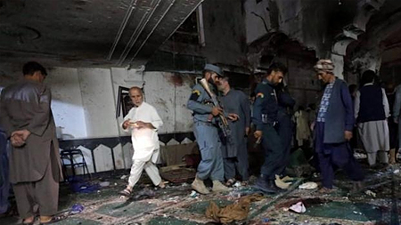 Cảnh sát Afghanistan kiểm tra hiện trường vụ tấn công ngày 1-8-2017 tại một thánh đường ở thành phố Herat, Afghanistan. (Ảnh: Reuters)