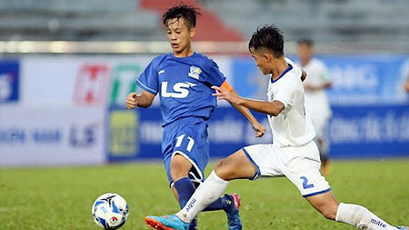 Một pha tranh bóng giữa cầu thủ hai đội Tây Ninh và Hoàng Anh Gia Lai.