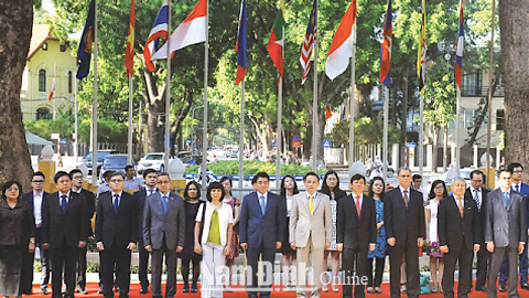 Các đại biểu dự lễ thượng cờ ASEAN tại Trụ sở Bộ Ngoại giao Việt Nam sáng 8-8-2016 nhân kỷ niệm 49 năm thành lập ASEAN (8-8-1967 - 8-8-2016). Ảnh: Nguyễn Khang - TTXVN