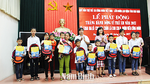 LĐLĐ tỉnh phối hợp với Quỹ Bảo trợ trẻ em Công đoàn Việt Nam trao tặng ba lô cho con CNLĐ nghèo nhân Tháng hành động vì trẻ em.