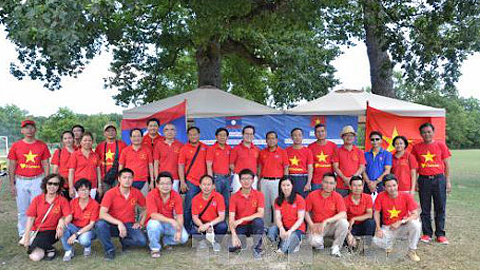 Các cán bộ, nhân viên ngoại giao Việt Nam và Lào tại Geneva và Berne chụp ảnh lưu niệm trong ngày giao lưu đoàn kết, hữu nghị Việt - Lào tại Geneva (ngày 5/8). Ảnh: Hoàng Hoa/TTXVN