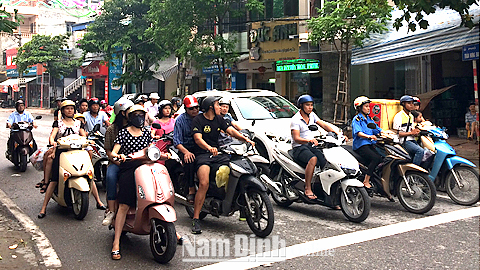 Phương tiện lưu thông trên tuyến đường Trần Hưng Đạo (TP Nam Định).