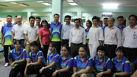 Bộ trưởng VHTTDL Nguyễn Ngọc Thiện tới thăm, khích lệ tinh thần và giao nhiệm vụ cho đội tuyển bắn súng quốc gia.