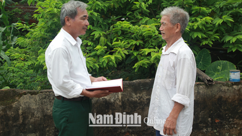 Cán bộ Hội CTĐ xã Yên Lương (bên trái) thăm hỏi, động viên gia đình ông Trần Duy Huống ở thôn Thụy Nội có hoàn cảnh khó khăn.