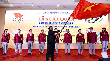 Bộ trưởng VHTTDL Nguyễn Ngọc Thiện tiến hành trao cờ Tổ quốc cho Trưởng đoàn TTVN tại SEA Games 29 Trần Đức Phấn.