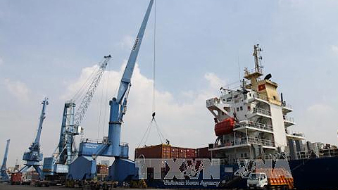Bốc xếp container hàng xuất khẩu tại Cảng Sài Gòn. Ảnh: Thanh Vũ/TTXVN 