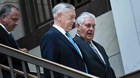 Ngoại trưởng Mỹ Rex Tillerson (phải) và Bộ trưởng Quốc phòng James Mattis tới dự phiên họp của Ủy ban Đối ngoại Thượng viện Mỹ ở Washington, DC. ngày 2/8. Ảnh: AFP/TTXVN