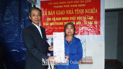 Cán bộ xã Lộc An (TP Nam Định) tặng quà tại lễ bàn giao Nhà Tình nghĩa cho gia đình nạn nhân CĐDC Trần Nho Thanh ở thôn Gia Hòa.