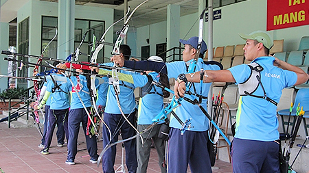 Các thành viên đội tuyển bắn cung quốc gia miệt mài tập luyện tại Trung tâm Huấn luyện thể thao quốc gia Hà Nội chuẩn bị cho SEA Games 29.