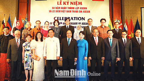 Thủ tướng Nguyễn Xuân Phúc và các đại biểu dự Lễ kỷ niệm 50 năm thành lập ASEAN và 22 năm Việt Nam tham gia ASEAN tối 8-8-2017 tại Hà Nội. Ảnh: Thống Nhất - TTXVN