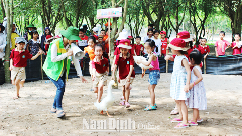Tạo điều kiện cho trẻ em tham gia các hoạt động ngoại khóa bổ ích tránh xa mạng xã hội. (Trong ảnh: Học sinh tiểu học Thành phố Nam Định trong một hoạt động ngoại khóa).