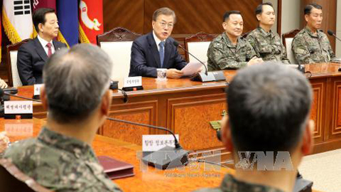 Tổng thống Hàn Quốc Moon Jae-in (giữa) trong cuộc họp với các tư lệnh quân đội tại trụ sở Bộ Quốc phòng ở Seoul ngày 17/5. Ảnh: EPA/TTXVN