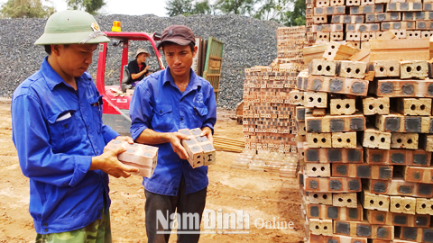Kiểm tra chất lượng sản phẩm gạch tuynel tại Cty CP Gạch ngói Nam Ninh.
