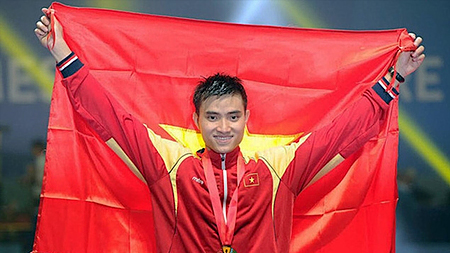 Vận động viên đấu kiếm Vũ Thành An với niềm vui vô địch tại SEA Games 28.