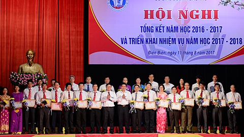 Các cá nhân được nhận Bằng khen của UBND tỉnh Điện Biên vì đã có thành tích xuất sắc trong năm học 2016 - 2017.