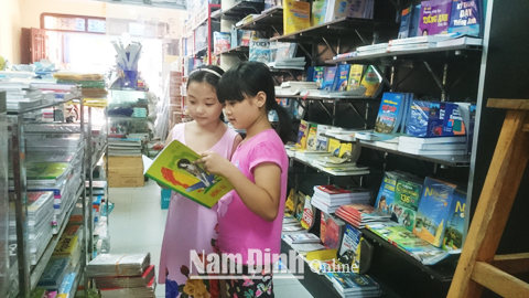 Học sinh chọn mua sách tại siêu thị sách Ngọc Bình (TP Nam Định).