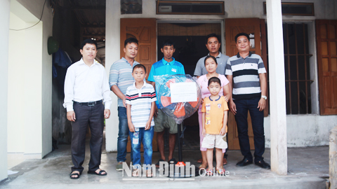 Tổ chức, cá nhân huyện Nghĩa Hưng thăm, tặng quà gia đình anh Đồng Văn Toản, xã Nghĩa Châu là bệnh nhân mắc bệnh tâm thần phân liệt.