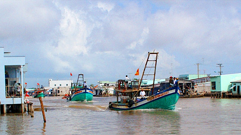 Tàu đánh bắt thủy sản thường xuyên ra vào cửa biển Cái Đôi Vàm. 
