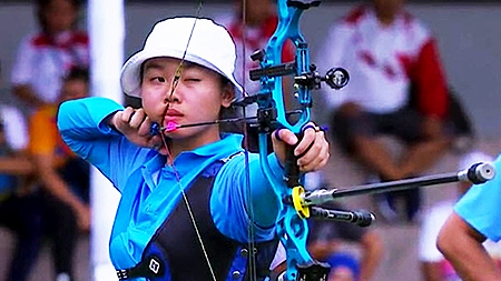 VĐV đội tuyển bắn cung quốc gia Châu Kiều Oanh thi đấu tại trận chung kết.