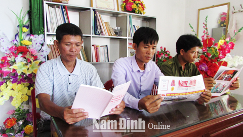 Cán bộ và nhân dân đến đọc sách, báo tại Nhà văn hoá TDP Đoài, Thị trấn Liễu Đề.