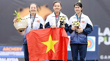 Đội tuyển bắn cung nữ Việt Nam nhận Huy chương bạc đồng đội nữ. Ảnh zing.vn