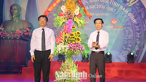 Đồng chí Phạm Đình Nghị, Phó Bí thư Tỉnh ủy, Chủ tịch UBND tỉnh trao tặng ngành GD và ĐT lẵng hoa tươi thắm tại Lễ tuyên dương học sinh giỏi của tỉnh.