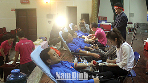 ĐVTN huyện Ý Yên hiến máu tình nguyện trong chương trình Ngày Chủ nhật đỏ năm 2017.