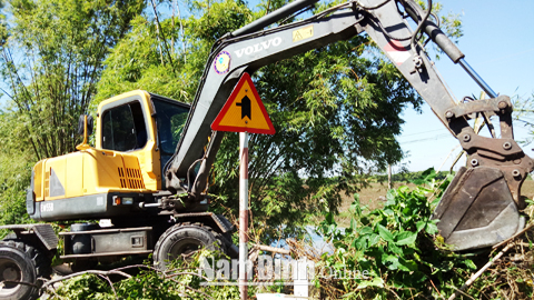 Chặt bỏ cây lưu niên che khuất, cản trở tầm nhìn tại tỉnh lộ 488B, đoạn qua địa phận huyện Trực Ninh.