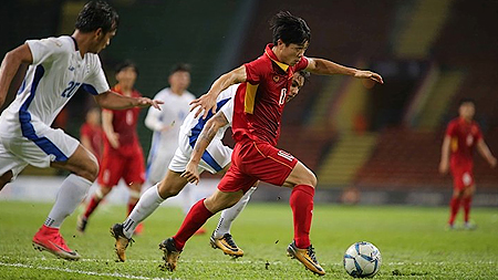 Công Phượng (áo đỏ) trong pha đột phá ghi bàn thắng cho đội tuyển U22 Việt Nam. Ảnh: XUÂN THÁI