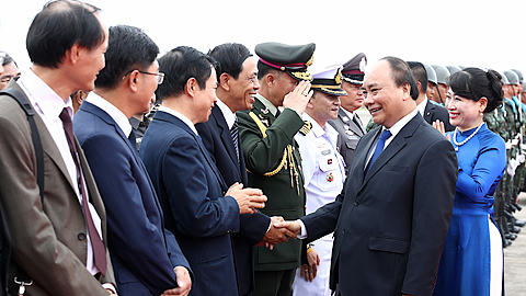 Lễ tiễn Thủ tướng Nguyễn Xuân Phúc và Phu nhân tại sân bay quốc tế  Na-khon Pha-nôm.