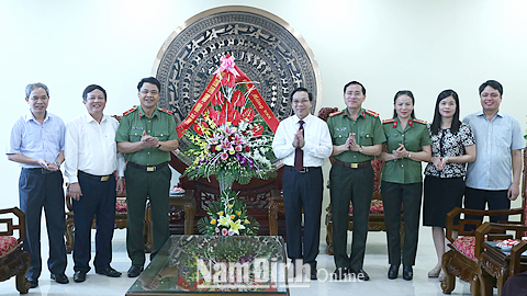Đồng chí Trần Văn Chung, Phó Bí thư Thường trực Tỉnh ủy, Chủ tịch HĐND tỉnh, tặng hoa chúc mừng CBCS Công an tỉnh nhân ngày truyền thống.