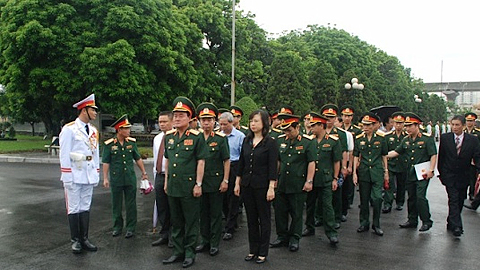 Đoàn Đại biểu Bộ Quốc phòng và Bộ Lao động,Thương binh và Xã hội tại buổi lễ dâng hương