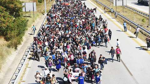Người nhập cư đi bộ trên đường cao tốc dọc biên giới giữa Hy Lạp và Thổ Nhĩ Kỳ.