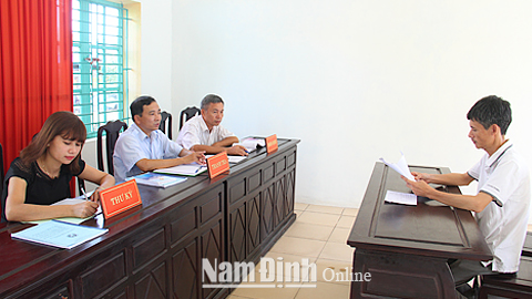 Cán bộ Ban tiếp công dân huyện Giao Thủy trao đổi nội dung, tìm hướng giải quyết các vụ việc KNTC.