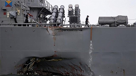 Con tàu khu trục USS John S McCain bị hư hại nặng sau vụ va chạm. (Ảnh: Reuters)