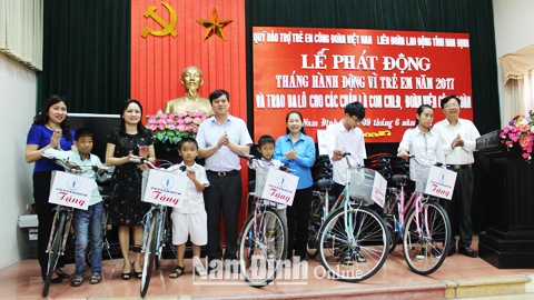 LĐLĐ tỉnh phối hợp với Quỹ bảo trợ trẻ em Công đoàn Việt Nam tặng 5 xe đạp và 40 suất học bổng trị giá 20 triệu đồng cho con CNLĐ nghèo nhân Tháng hành động Vì trẻ em năm 2017.