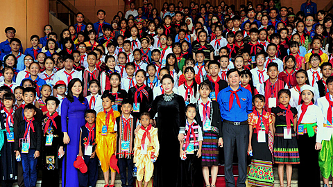 Chủ tịch Quốc hội Nguyễn Thị Kim Ngân với các đại biểu thiếu nhi.