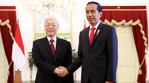 Tổng thống In-đô-nê-xi-a Giô-cô Uy-đô-đô đón Tổng Bí thư Nguyễn Phú Trọng.