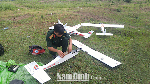 Anh Bùi Văn Toản kiểm tra máy bay trước khi bay thử.