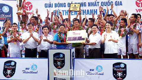 Các đồng chí lãnh đạo tỉnh trao thưởng cho CLB bóng đá Nam Định đoạt chức vô địch Giải bóng đá hạng Nhất quốc gia - Sứ Thiên Thanh 2017.