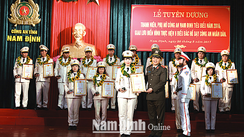 Trung úy Dương Thị Nghĩa, cán bộ quản giáo Trại tạm giam Công an tỉnh được vinh danh trong Lễ tuyên dương Thanh niên, phụ nữ Công an Nam Định tiêu biểu năm 2016.