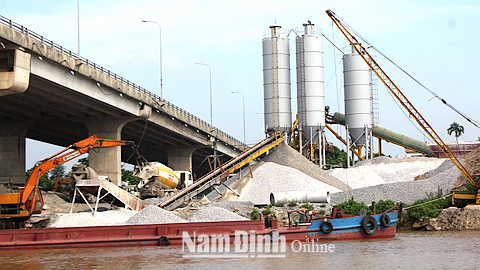 Bến bãi kinh doanh, sản xuất vật liệu xây dựng vi phạm hành lang bảo vệ cầu Nam Định.