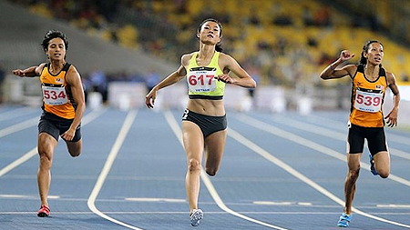 Lê Tú Chinh (ở giữa) trên đường chạy 100m nữ tại SEA Games 29.