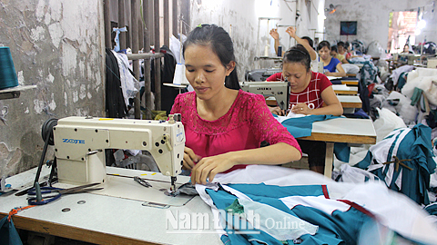 Nghề may công nghiệp giúp nhiều phụ nữ xã Hải Hưng có thu nhập ổn định.