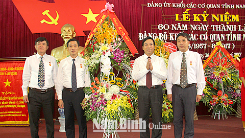 Đồng chí Trần Văn Chung, Phó Bí thư Thường trực Tỉnh ủy, Chủ tịch HĐND tỉnh tặng hoa chúc mừng Đảng bộ Khối Các cơ quan tỉnh.