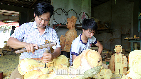 Cơ sở tạc tượng Hoàng Trình, thôn Cẩm, tạo việc làm, thu nhập cho 10 lao động.