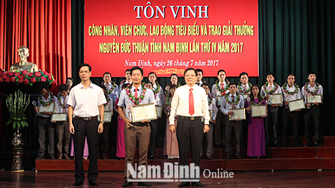 Anh Phan Đức Thiện, kỹ sư Trung tâm Thông tin - Thư viện, Trường Đại học Sư phạm Kỹ thuật Nam Định (đứng giữa, hàng trên) tại lễ trao tặng Giải thưởng Nguyễn Đức Thuận lần thứ IV năm 2017.