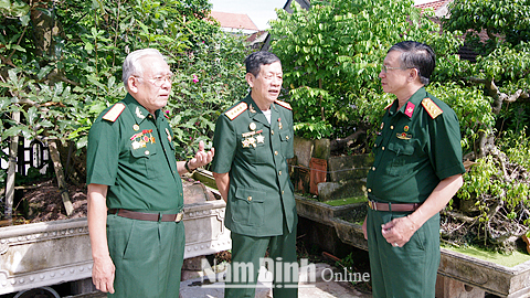 Anh hùng LLVTND, Đại tá Nguyễn Quang Hạnh (giữa) cùng đồng đội ôn lại kỷ niệm những năm tháng chiến đấu gian khổ, hy sinh nhưng anh dũng, rất đỗi tự hào.