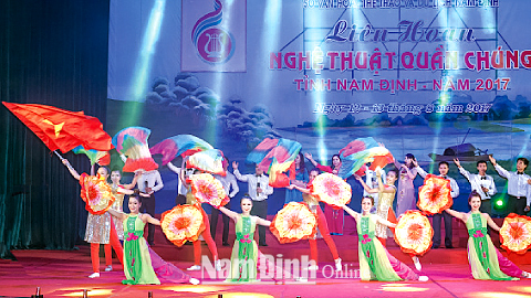 Tiết mục ca múa “Vững bước dưới cờ Đảng” của đội văn nghệ quần chúng Thành phố Nam Định tham gia Hội diễn văn nghệ quần chúng toàn tỉnh 2017.